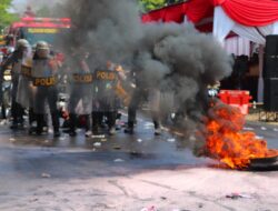 Geruduk Kantor KPU Kabupaten Pekalongan, Ratusan Massa Dihalau Polisi