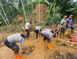 Aksi Tanggap Bencana Sat Brimob Polda Jateng, Evakuasi Korban Longsor Hingga Dirikan Dapur Lapangan