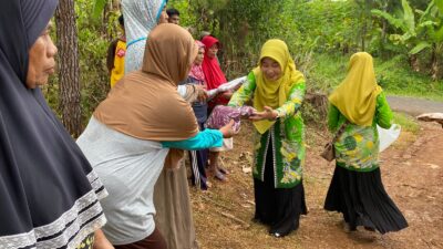 Sambang Wono: KKPH Banyumas Barat Salurkan Bantuan Sembako untuk Penyadap Getah Pinus BKPH Majenang